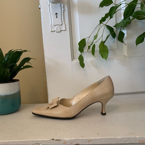 Roberto Capucci Vintage cream leather kitten heels - Picture 5 of 7